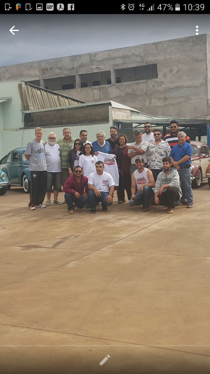 Mujica com os integrantes do Volks Club Franca na manhã desta terça-feira, 16 (Foto: Volks Club Franca)